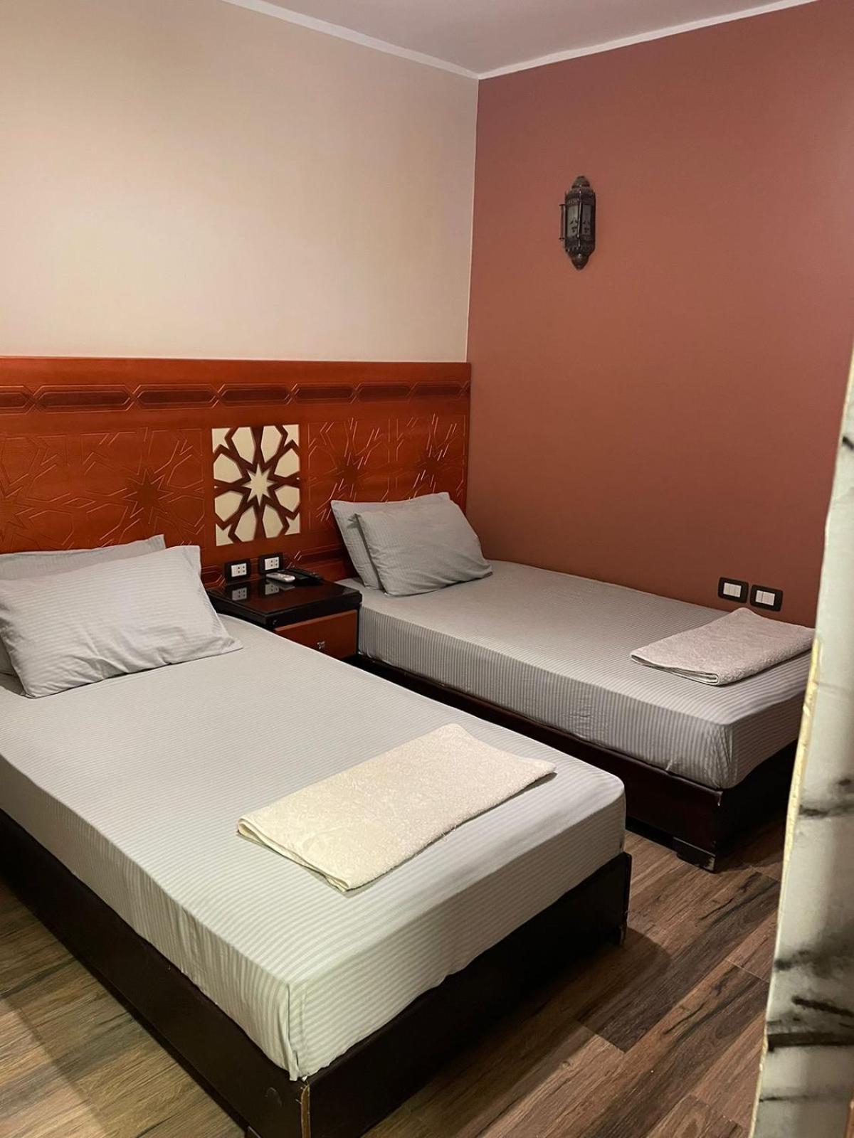 H100 Pyramids View Hostel Giza Bagian luar foto